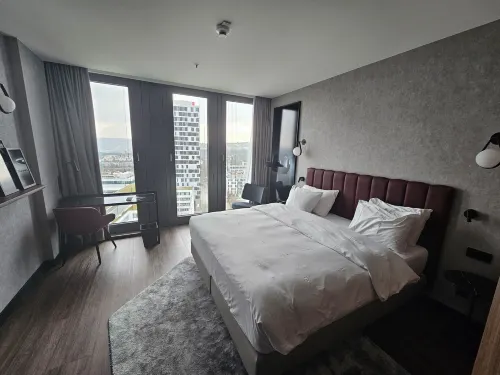 Radisson Blu Hotel at Porsche Design Tower Chambres Photos