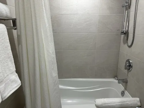 Hotel Ruby Foo's Rooms Photos