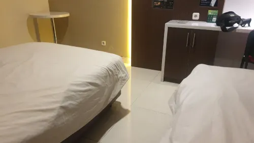 Empress Hotel Makassar City Center by Life Kamar Photos