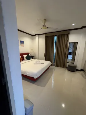 Kata Beachwalk Hotel and Bungalows Zimmer Photos