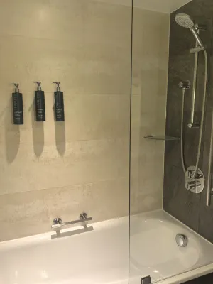 DoubleTree by Hilton London Victoria Rooms Photos