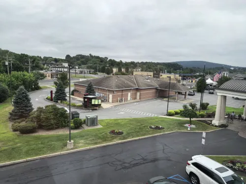 Holiday Inn Express & Suites Chester-Monroe-Goshen Xung quanh Photos