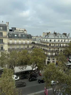 Au Manoir Saint-Germain des Prés. À proximité de l'hôtel Photos
