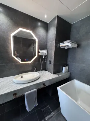 The Post Hotel Kamar Photos