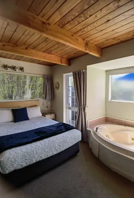 Cottage Mews Motel Rooms Photos