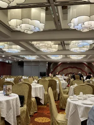 메트로폴 호텔 성로렌수당구 식사 Photos