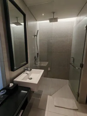 Whiz Luxe Hotel Spazio Surabaya Kamar Photos