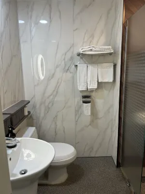 Homers Hotel Rooms Photos