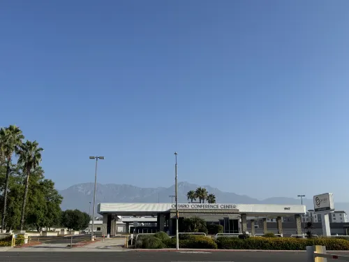 DoubleTree by Hilton Ontario Airport À proximité de l'hôtel Photos