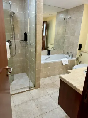 Ramada by Wyndham Downtown Dubai Zimmer Photos