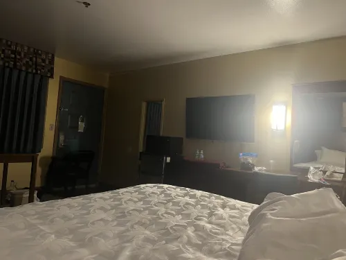 Quality Inn & Suites Airport West Rooms Photos