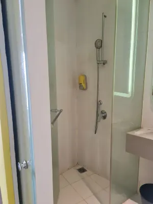 Yello Hotel Jemursari Kamar Photos