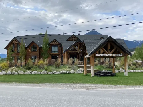 Basecamp Lodge Golden Near Hotel Photos