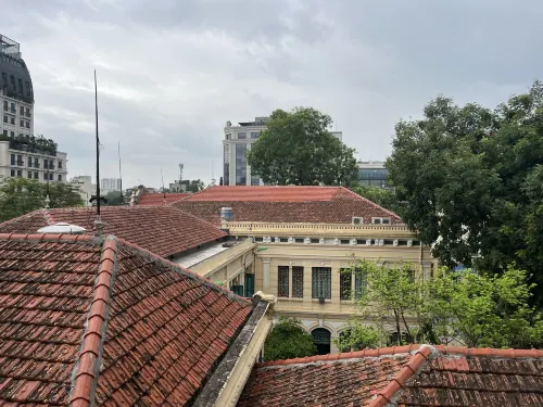 Evelyn Phong cách Đông Dương thanh lịch tại trung tâm Hà Nội Xung quanh Photos