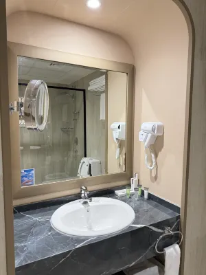 Sheraton Khalidiya Hotel Номера Photos