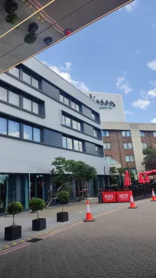 Radisson Hotel and Conf Centre London Heathrow Exterior Photos