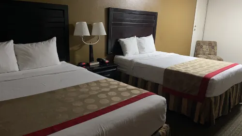 Ramada by Wyndham Ontario Camere Photos