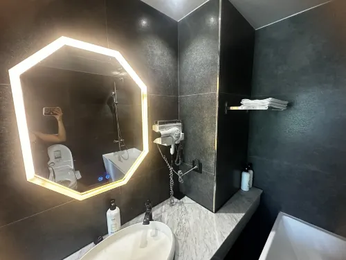 The Post Hotel Kamar Photos