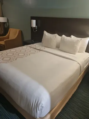 La Quinta Inn & Suites by Wyndham San Francisco Airport West Rooms Photos