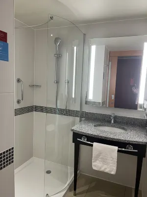Hampton by Hilton London Gatwick Airport Rooms Photos
