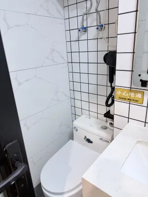 Zhaoqing · FumiFullmeCinemaBathtubDesignHotel Kamar Photos