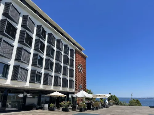 Lake Geneva Hotel Exterior Photos