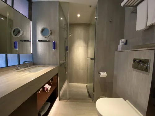 The Emperor Hotel Kamar Photos