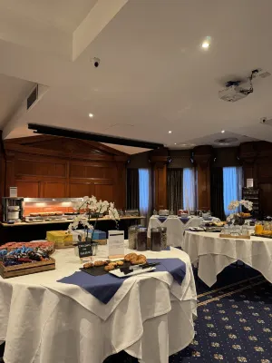 The Royal Hotel Cardiff Restauration Photos