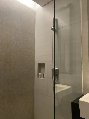 Whiz Luxe Hotel Spazio Surabaya Kamar Photos