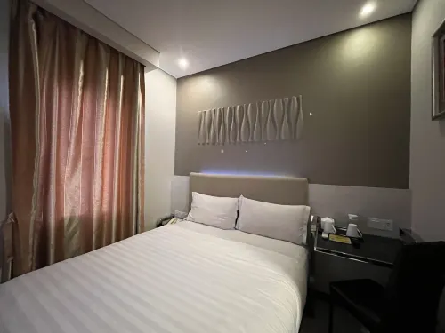 Verse Lite Hotel Gajah Mada Zimmer Photos