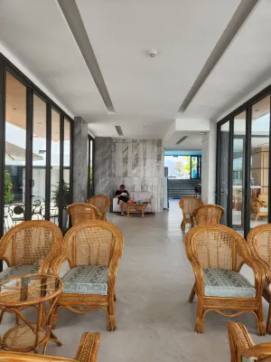 The Summer Hotel Area Publik Photos
