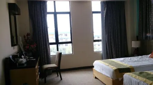 Hallmark View Hotel Zimmer Photos