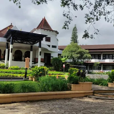 ÉL Hotel Kartika Wijaya Batu Рядом с отелем Photos