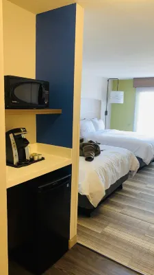 Holiday Inn Express & Suites Detroit - Farmington Hills Chambres Photos