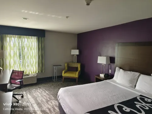 La Quinta Inn & Suites by Wyndham Visalia/Sequoia Gateway Kamar Photos