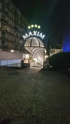 Hotel Maxim Exterior Photos