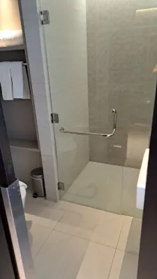 Whiz Luxe Hotel Spazio Surabaya Kamar Photos