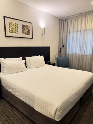 Causeway 353 Hotel Rooms Photos