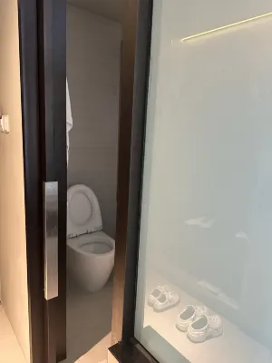 Whiz Luxe Hotel Spazio Surabaya Kamar Photos