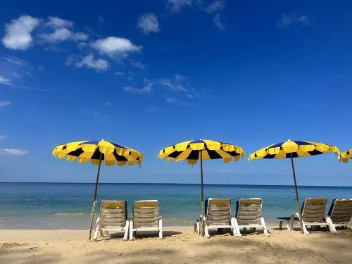 Outrigger Surin Beach Resort Рядом с отелем Photos
