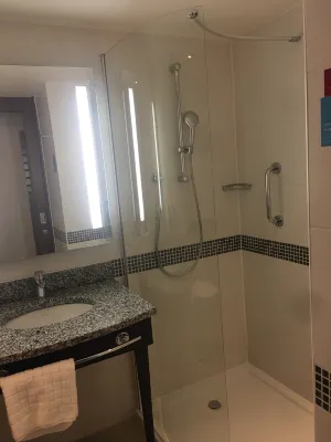 Hampton by Hilton London Gatwick Airport Rooms Photos