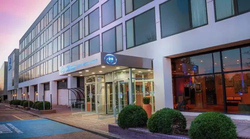 Hampton by Hilton London Gatwick Airport Exterior Photos