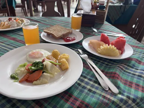 Phi Phi Cliff Beach Resort Restauration Photos