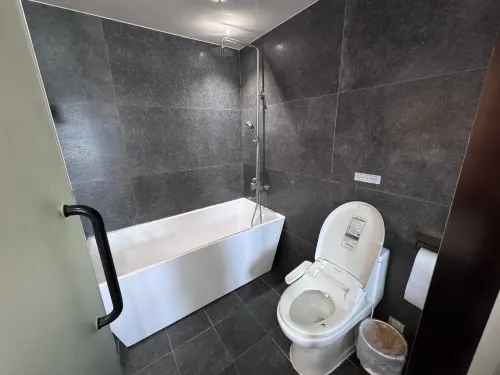 The Post Hotel Kamar Photos