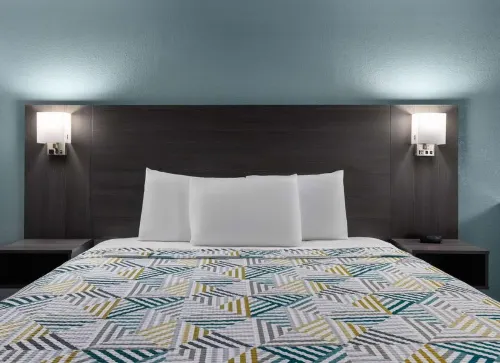 Travelodge by Wyndham Lemoore Near Naval Air Station Rooms Photos