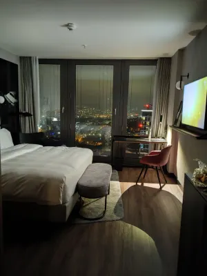 Radisson Blu Hotel at Porsche Design Tower Chambres Photos