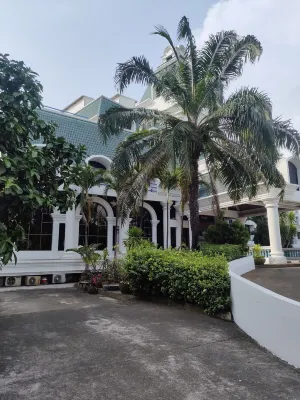 The Camelot Hotel Pattaya Рядом с отелем Photos