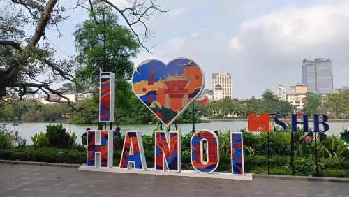 Evelyn Phong cách Đông Dương thanh lịch tại trung tâm Hà Nội Xung quanh Photos