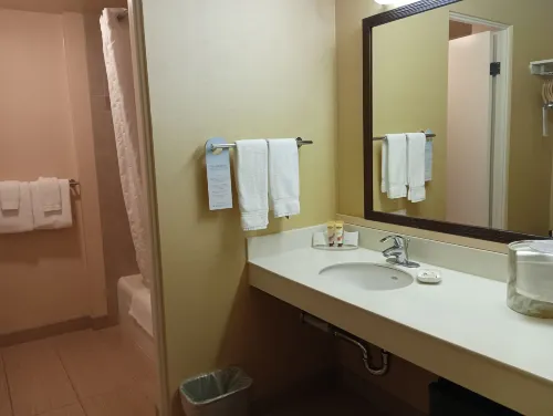 Hilo Hawaiian Hotel, Trademark Collection by Wyndham Huoneet Photos