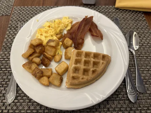 Crowne Plaza Edison Dining Photos